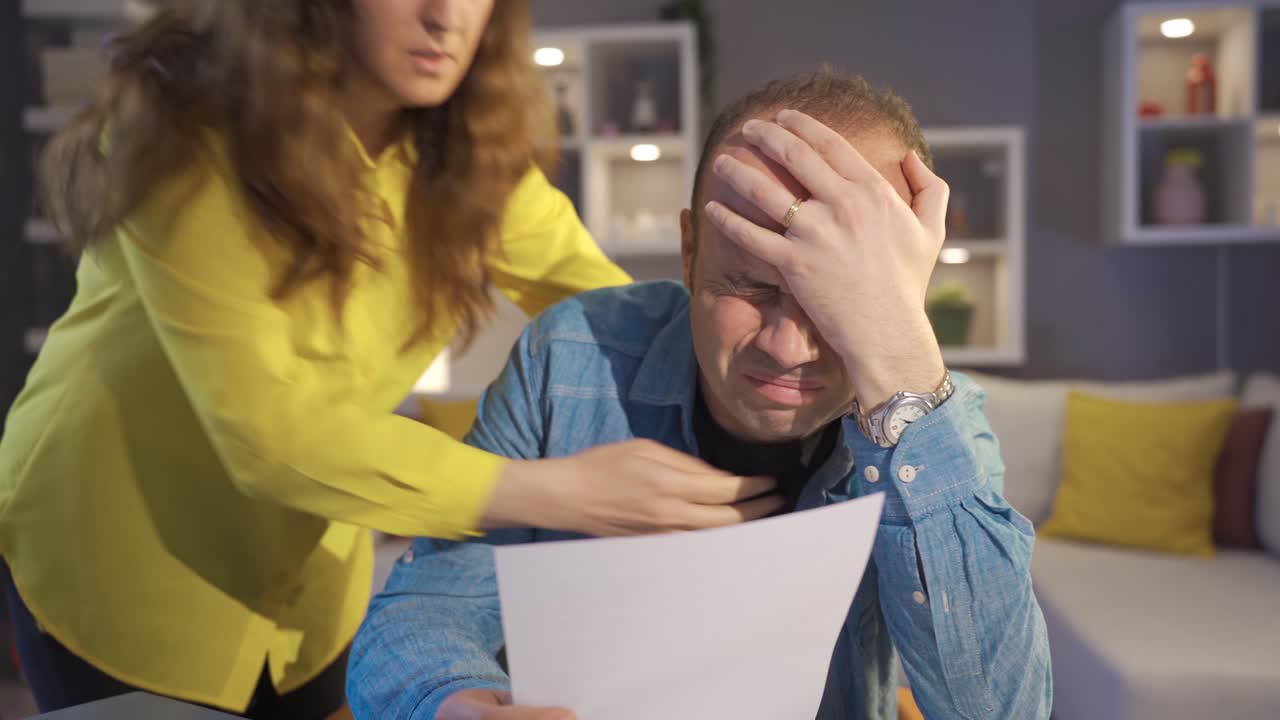 el hombre de la clase trabajadora lucha con las deudas.