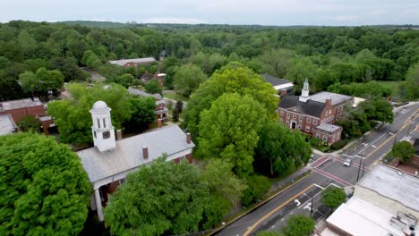 Gerichtsgebäude-Mit-Schnellem-Push-Aus-Der-Luft-In-Hillsborough,-North-Carolina,-North-Carolina