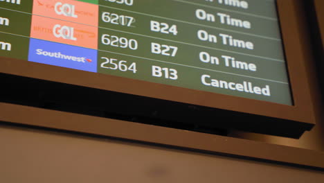 vuelo cancelado de southwest airlines en la pantalla del horario en el aeropuerto