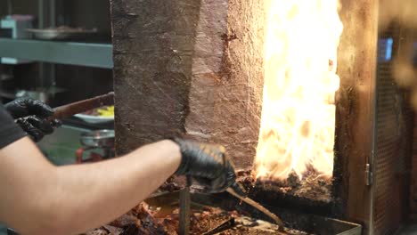 video de kebab doner turco, en la calle istiklal, en la plaza taksim, en el pueblo de beyoglu, en estambul, turquía