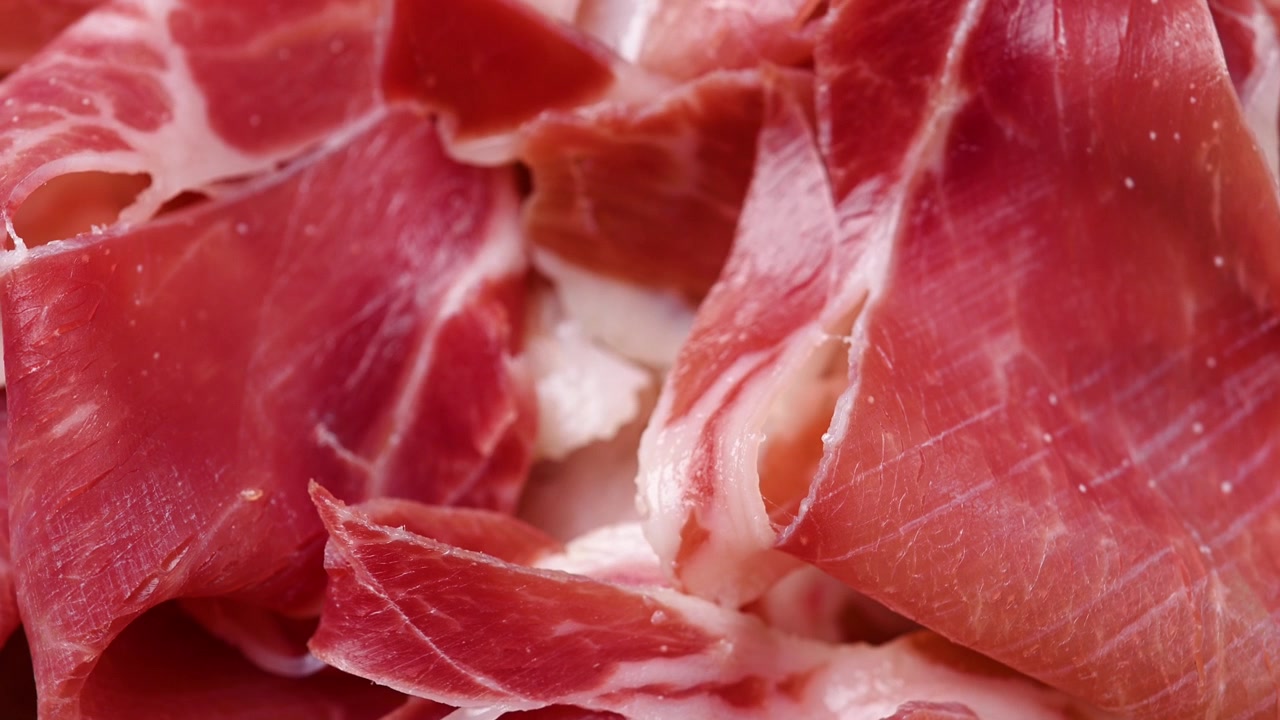 Primo piano di prosciutto iberico stagionato a fette sottili