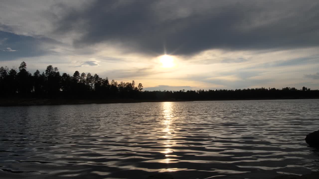 하루의 마지막 빛을 받는 물결의 고정된 시야