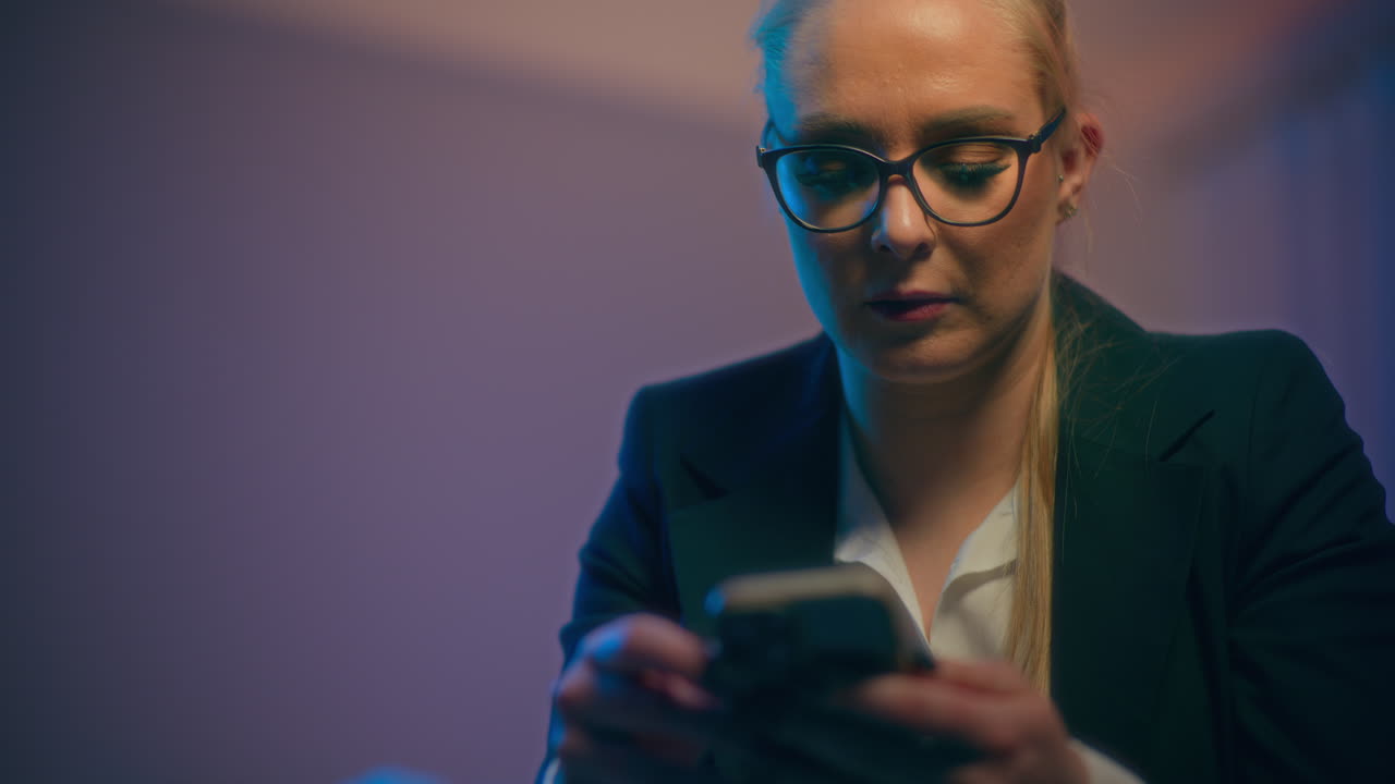 close up de la cara de la mujer navegando por el teléfono inteligente tarde en la noche