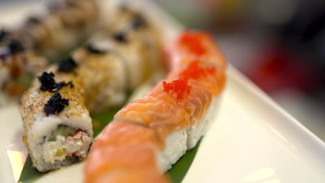 el video de cerca del caviar rojo en los rollos de sushi filadelfia y el cuchillo de cocina