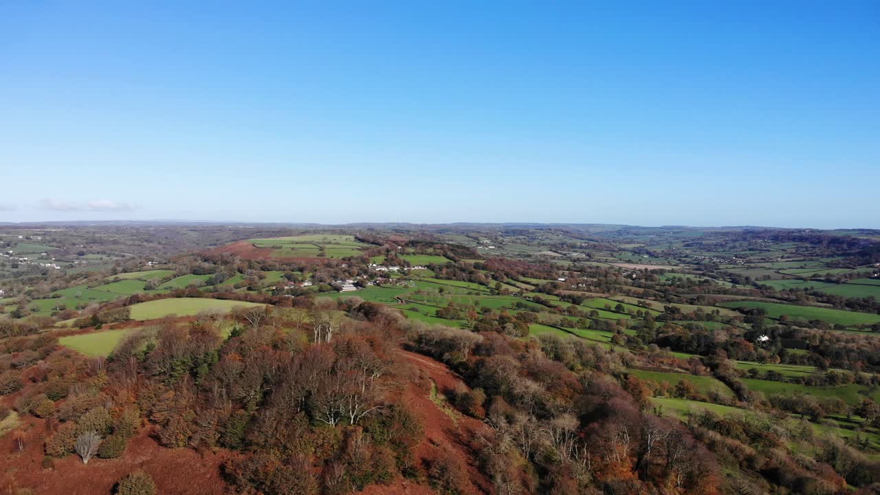 vista aérea en movimiento hacia adelante con vistas a la colina de dumpdon y campos verdes cerca de honiton devon