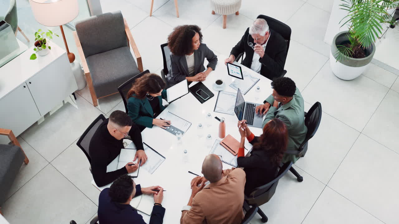 grupo diverso de profesionales de negocios que tienen una reunión en una oficina