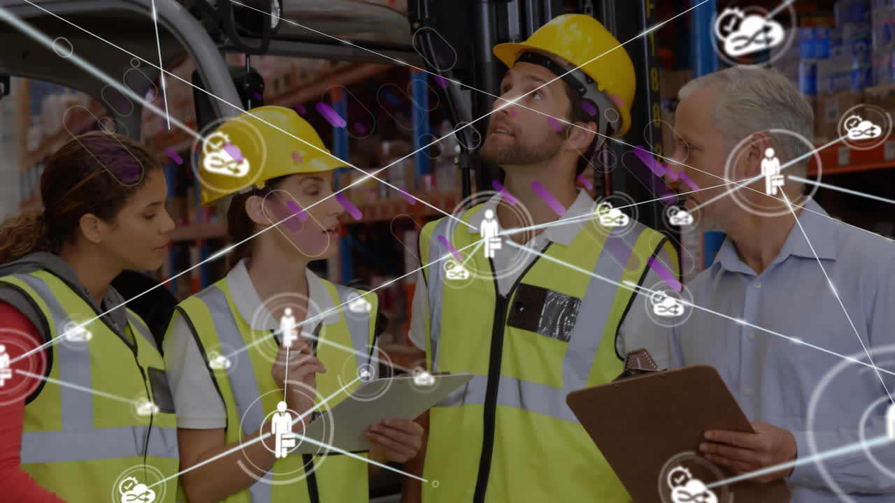 animación de la red de conexiones con iconos sobre un grupo de diversos trabajadores del almacén.