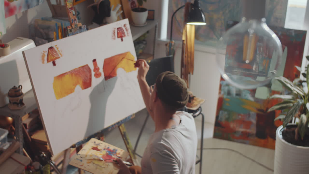 hombre creativo pintando una imagen en un estudio de arte