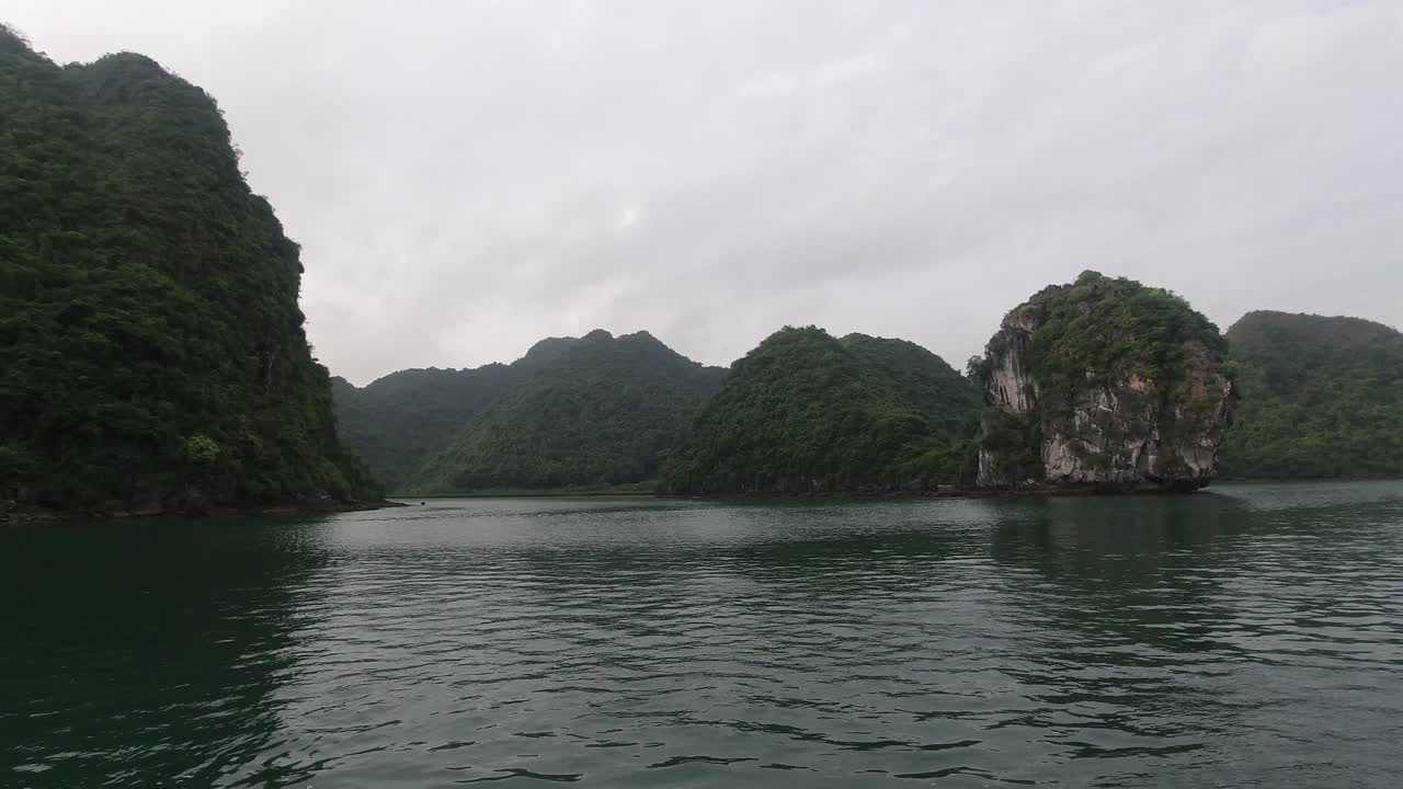 vista desde el lado de un barco que navega por el océano en la bahía de halong, vietnam