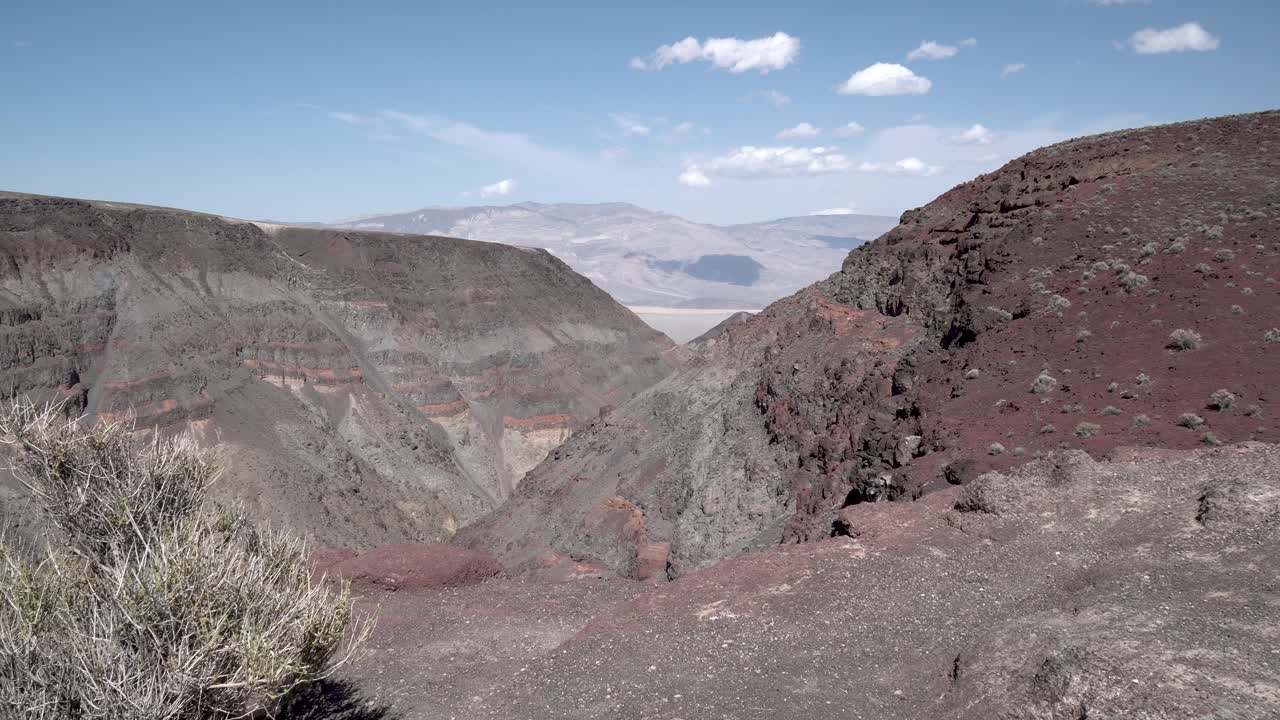 cañón de roca roja en el valle de la muerte, desierto de mojave, california, plataforma rodante aérea en toma