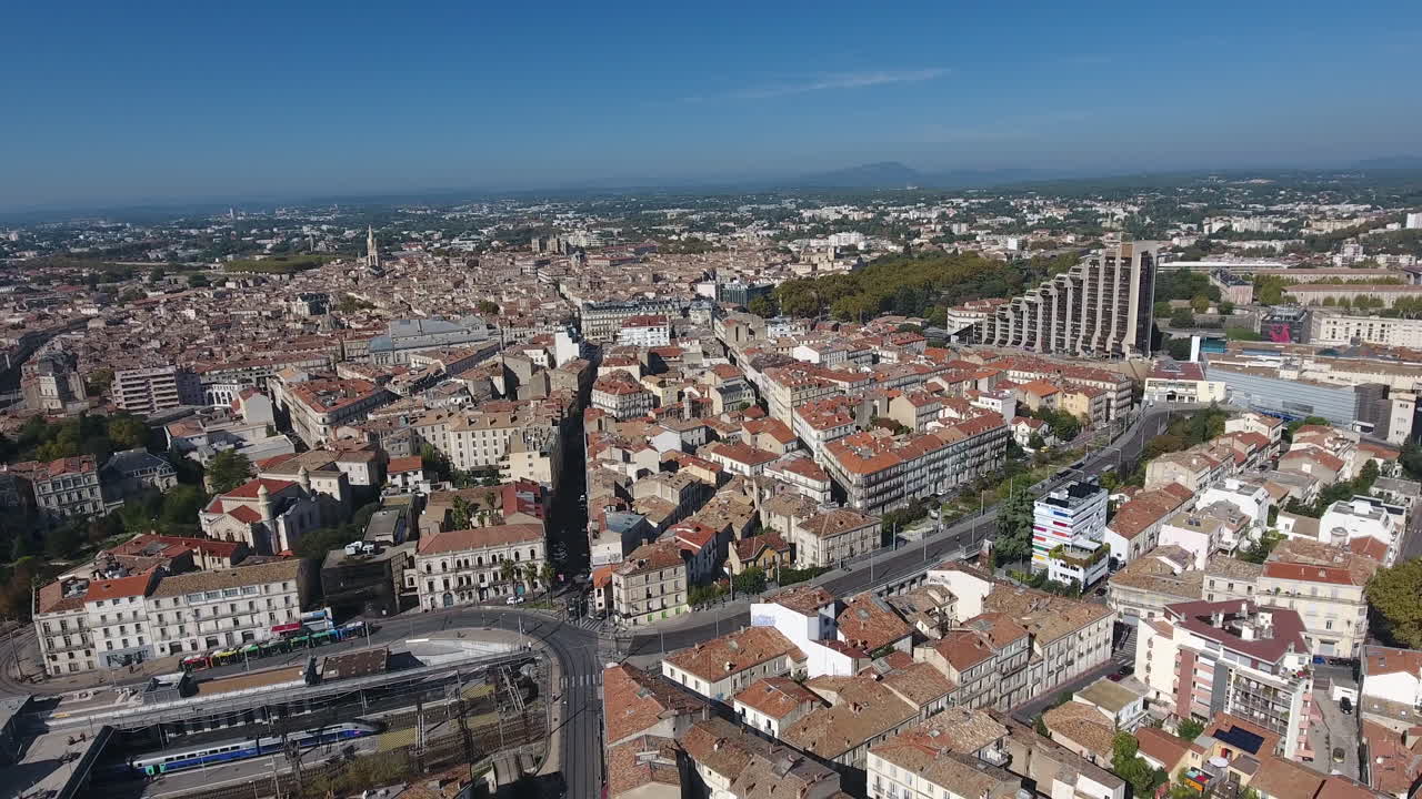 centro de la ciudad de montpellier con la estación de tren en frente por vista aérea de dron