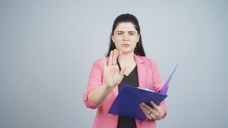 Mujer-De-Negocios-Diciendo-&quot;pare-A-La-Cámara&quot;.