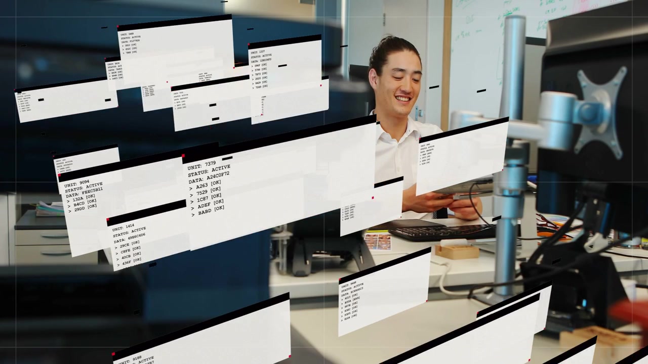 Amministratore d'ufficio uomo che tocca il tablet, con pannelli UI fluttuanti che si sovrappongono in blocchi di testo per controllare lo stato.