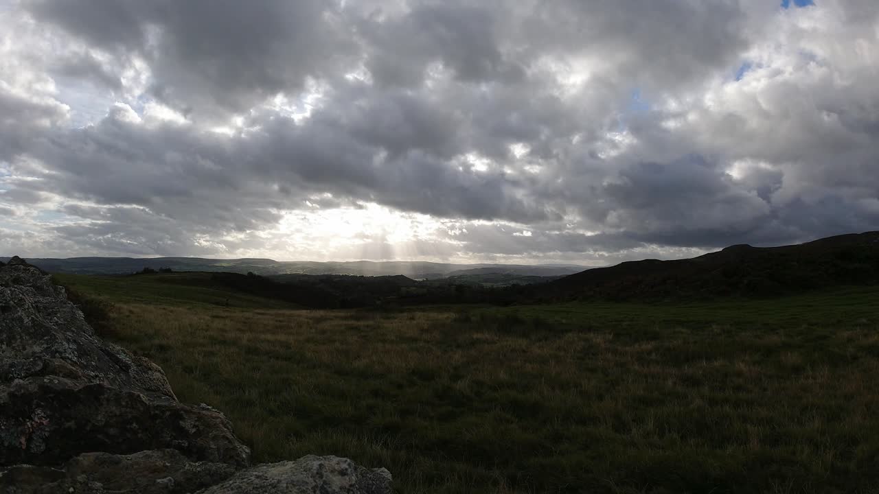 timelapse de los rayos del sol moviéndose a través de la agricultura rural del campo inglés tempestuoso amanecer temprano