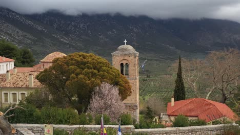 una toma aérea cinematográfica más cercana del santo monasterio de hosios loukas
