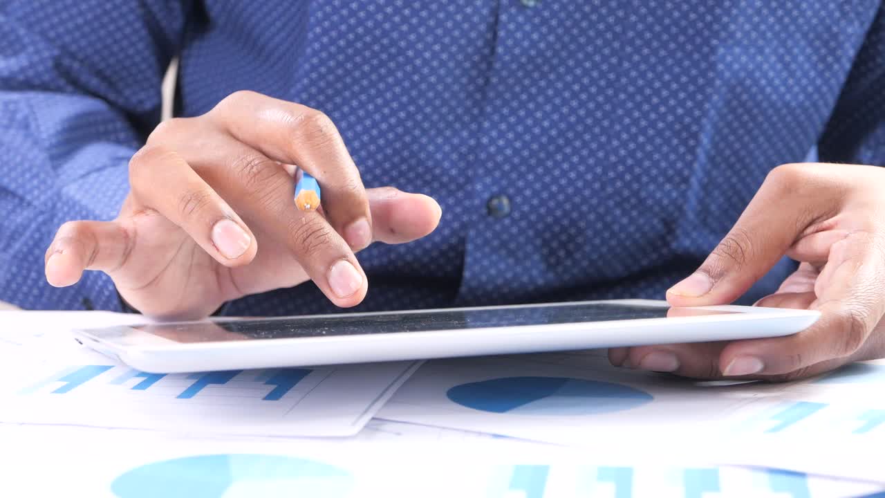 hombre de negocios usando tableta con gráficos y gráficos