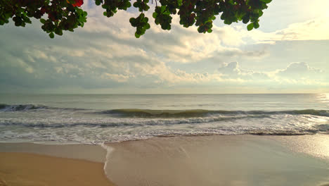 mar de praia linda e vazia ao nascer ou pôr do sol