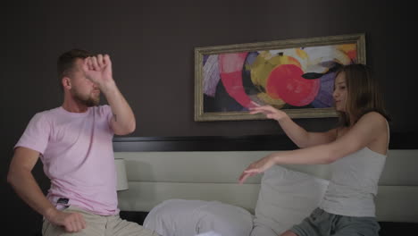 una pareja bailando en la cama.
