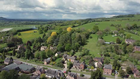 Ashton-under-Hill-Village-North-Cotswolds-Worcestershire-Antenne-Landschaft-Gelber-Goldregenbaum-Frühlingssaison