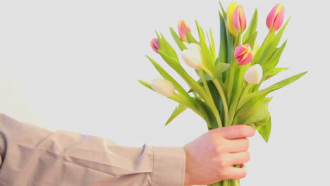 Mann-Bietet-Einen-Strauß-Tulpen-An