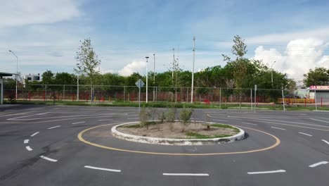 enseñanza de conducción para niños en la calle con luces y paradas.