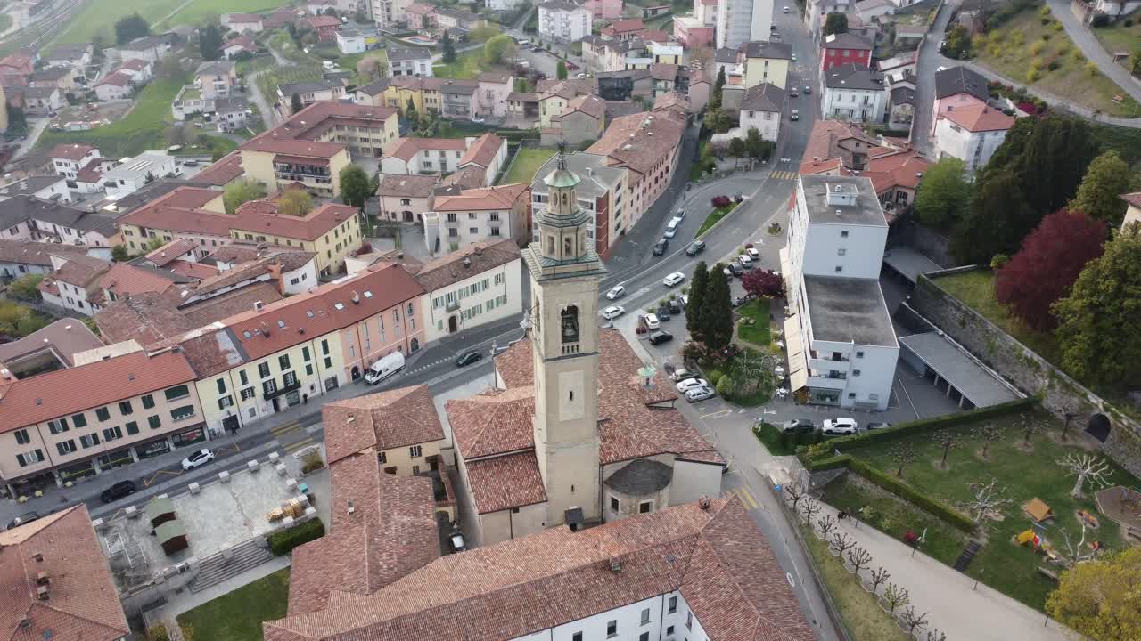 vista aérea ciudad iglesia suiza drone 4k