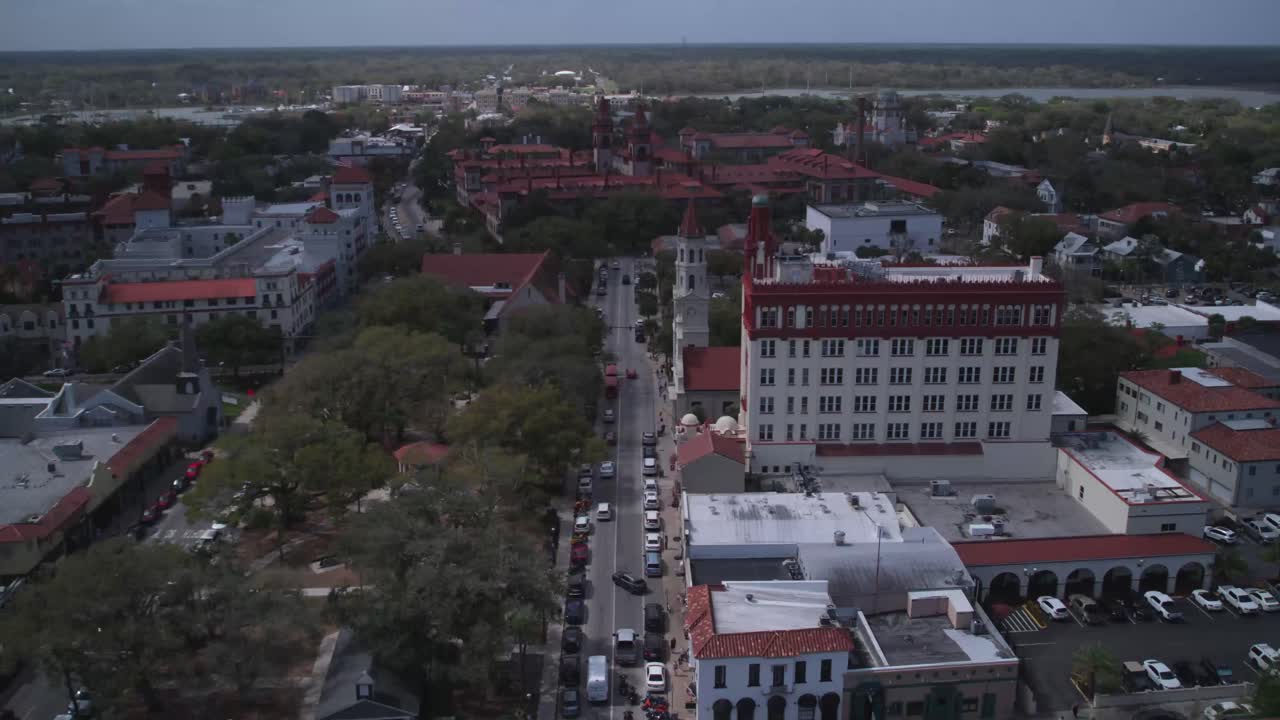 Hyperlapse aereo a mezzanotte che mostra l'intricata griglia di luci della città su Miami.