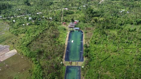 lago de wakeboarding en el parque siargao wake en medio de la vegetación tropical rural