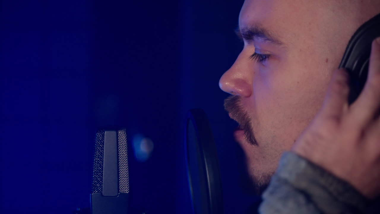 cantante grabando voces en un estudio de música profesional.