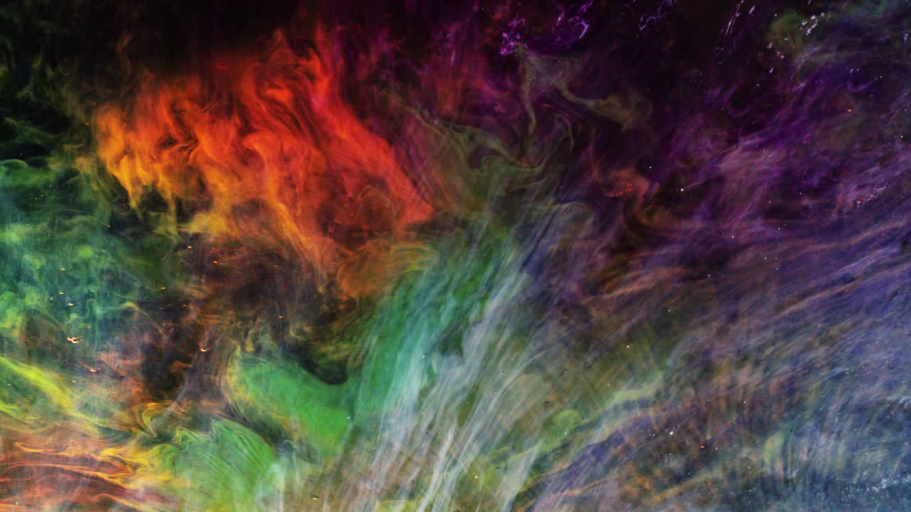 coloridas nubes nebulosas moviéndose en el gran universo