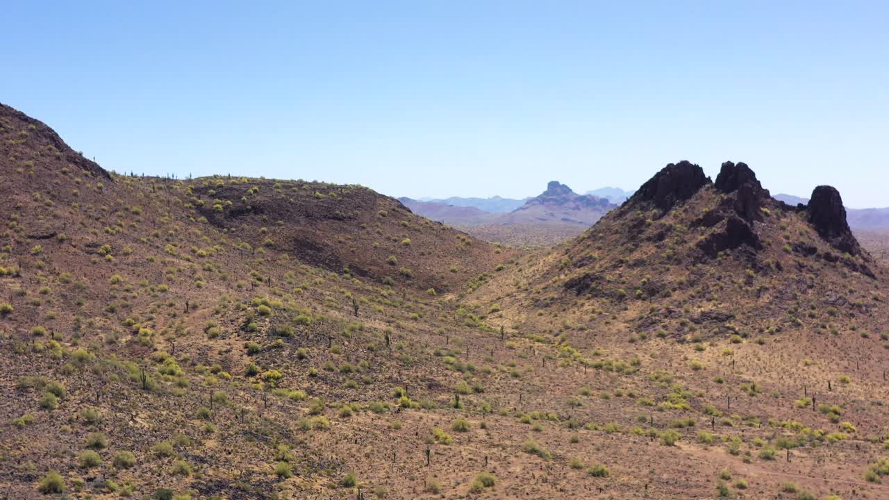 inclinación aérea hacia arriba para hablar entre las montañas del desierto que revelan la montaña roja, la montaña mcdowell en la reserva india pima del río salado, scottsdale, arizona