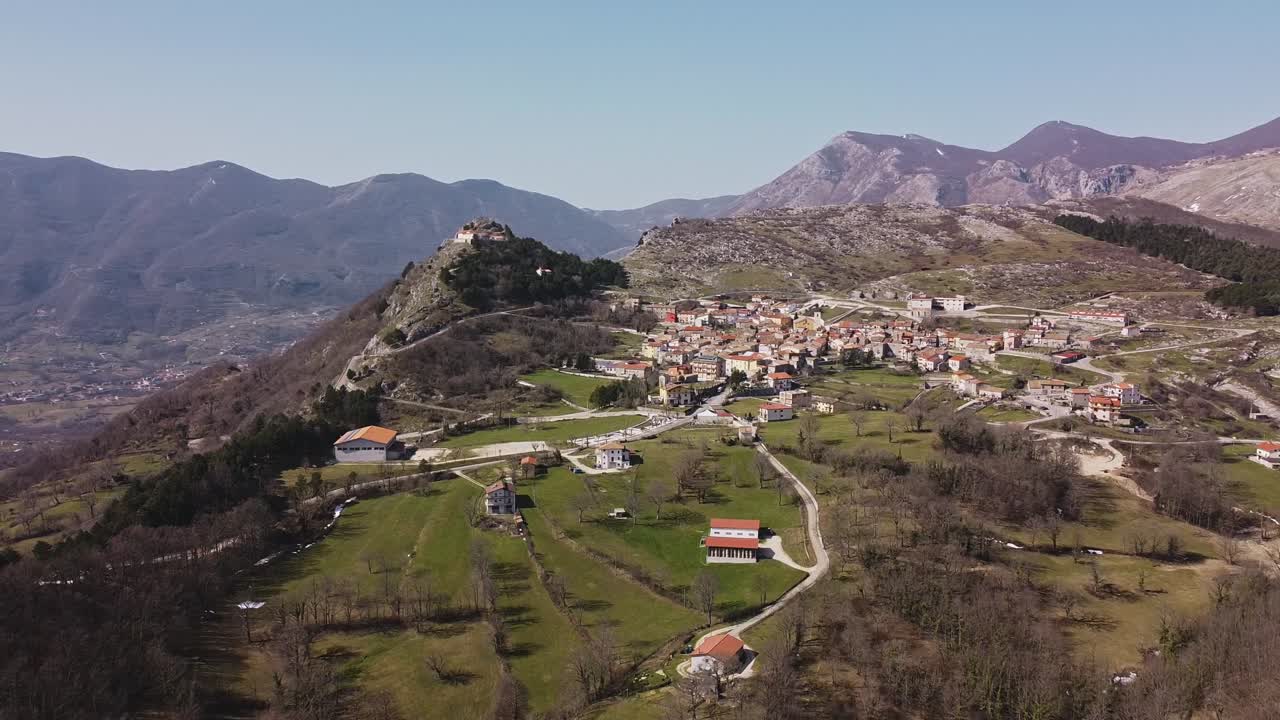vista panorámica aérea del paisaje de pietraroja, un pueblo en la cima de una colina en italia, en un día soleado