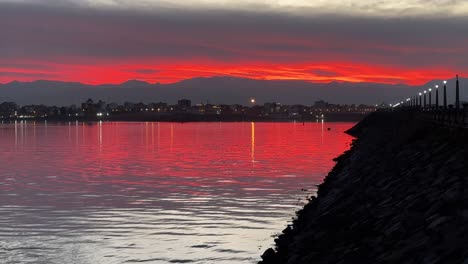 Maravillosa-Puesta-De-Sol-De-Color-Naranja-En-La-Playa-Junto-Al-Mar-Vista-Panorámica-Paisaje-Escénico-Costa-Del-Mar-Increíble-Reflexión-Y-Montaña-En-El-Fondo-El-Puerto-Anzali-En-Medio-Oriente-Asia-Concepto-Marino-Cielo-Rojo-Nube