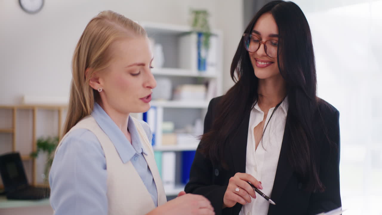 el líder del equipo está contento con los resultados del trabajo y analiza los documentos