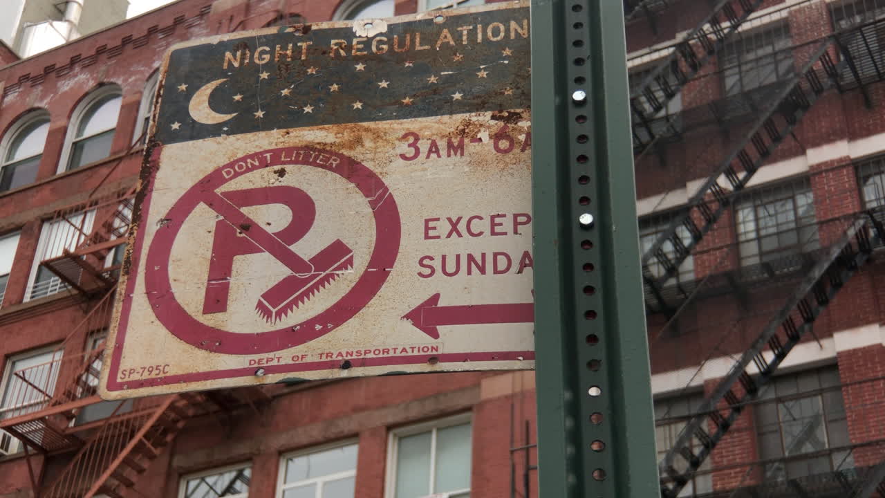 거리 청소 표지판은 주차 금지 시간을 나타냅니다.