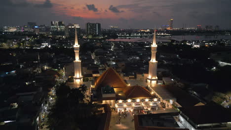 Das-Abendgebet-Endet-In-Der-Moschee-In-Nordjakarta,-Indonesien.-Drohnen-Rückverfolgung-Mit-24 fps