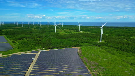 vista giratoria de un avión no tripulado de un parque eólico y solar en el parque eólico de paldiski