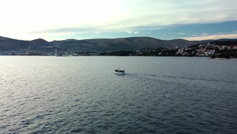 Imágenes-Aéreas-De-Drones-De-4k-De-Un-Ferry-De-Pasajeros-Frente-A-La-Costa-De-Okrug-Gornji,-Croacia