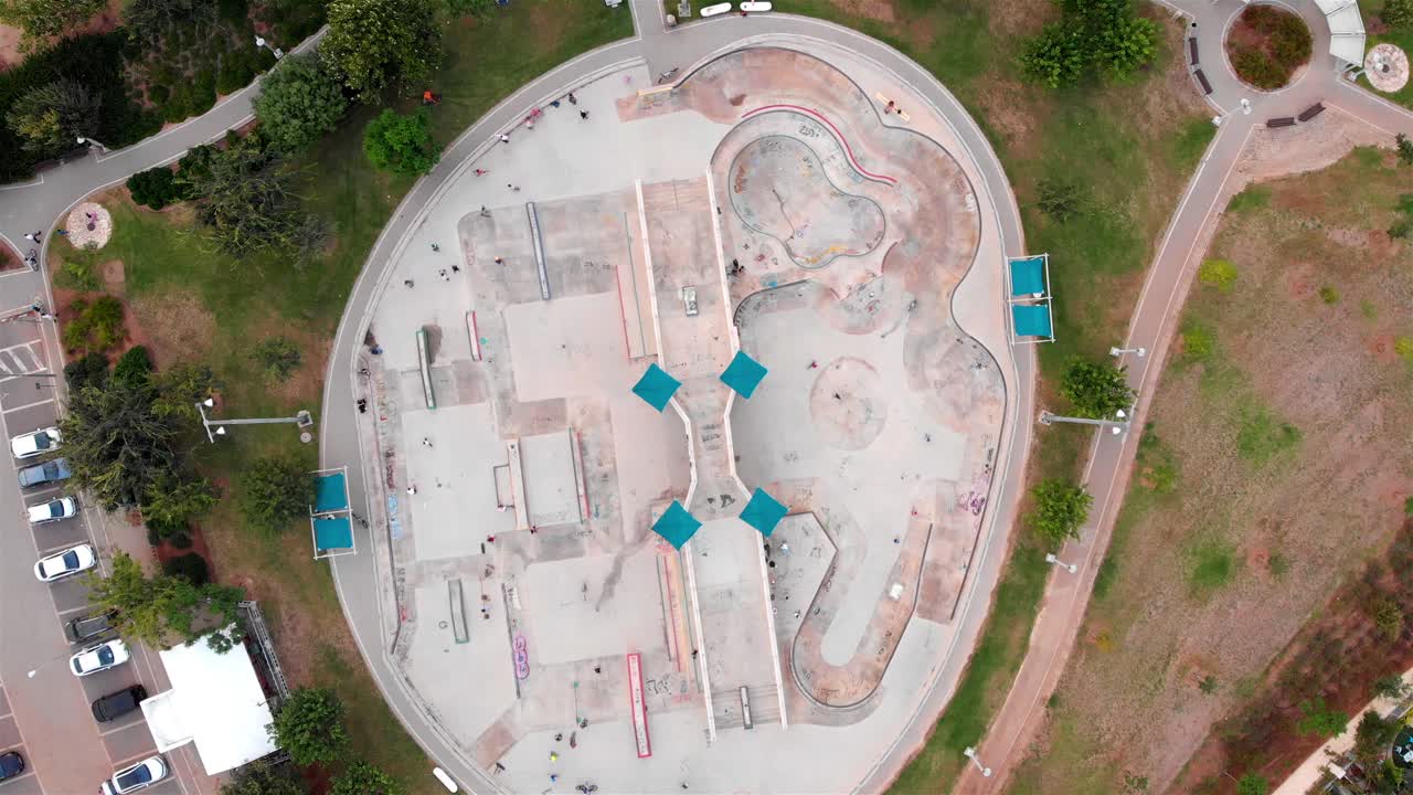 vista aérea de un parque de patinaje en un parque