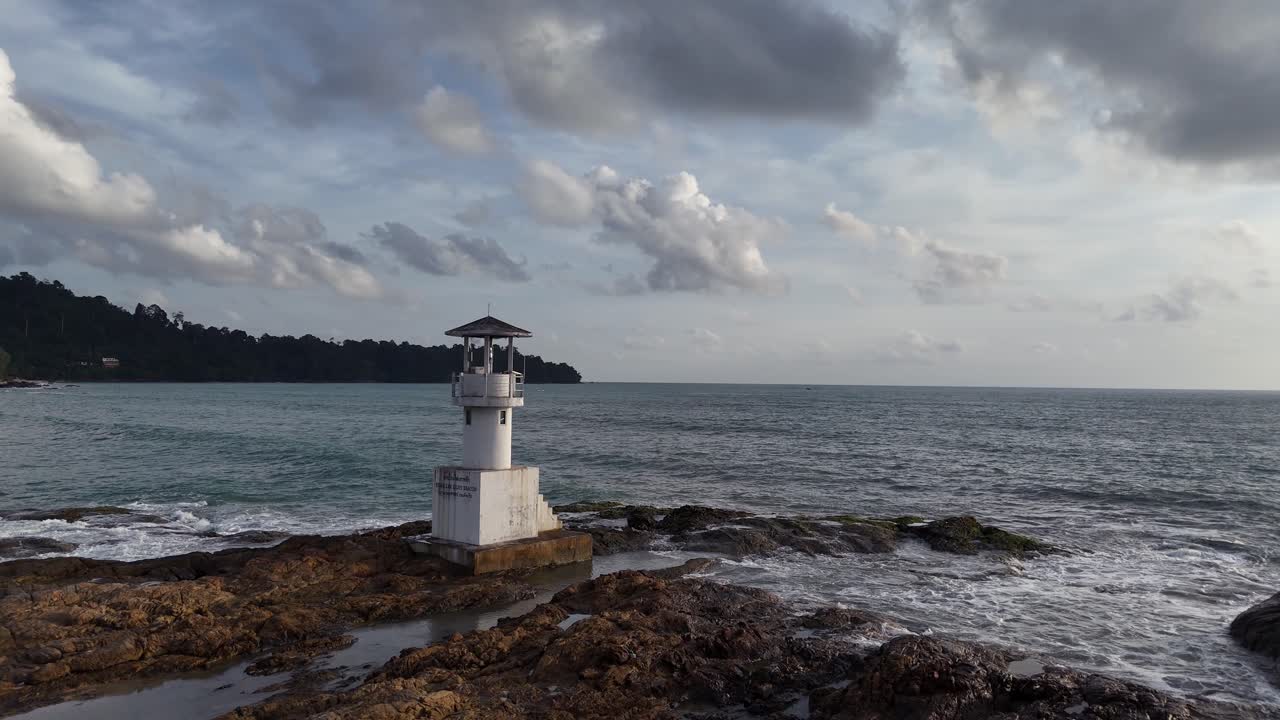 маяк на скалистом побережье