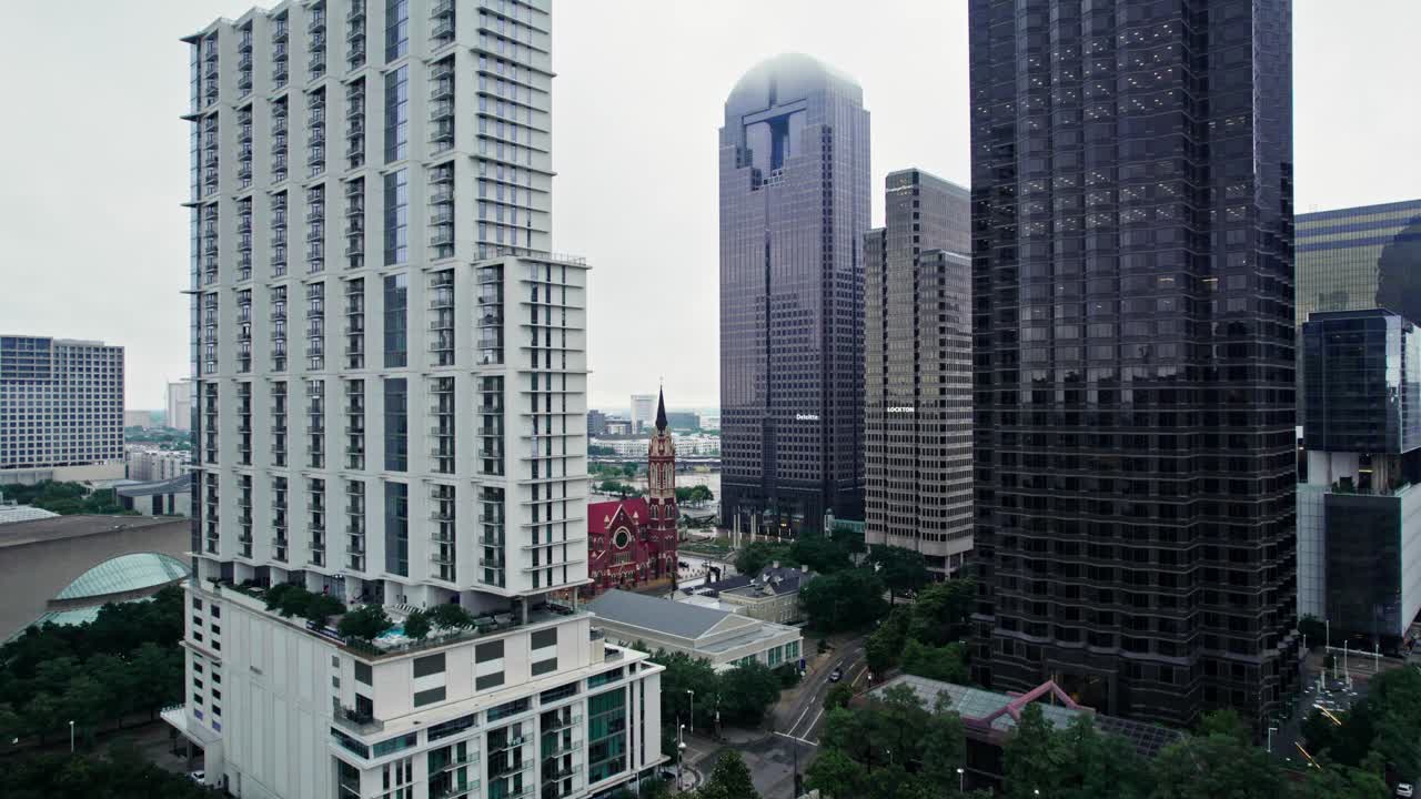 paisaje urbano de dallas con arquitectura moderna y iglesia