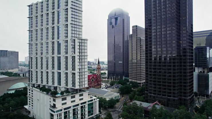 Paisagem Urbana de Dallas com Arquitetura Moderna e Igreja