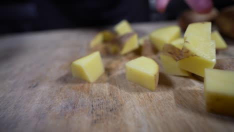 patatas picadas volando en cámara lenta