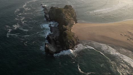 Luftaufnahme-Südafrika-Robberg-Naturreservat-Sandige-Halbinsel-Mit-Meereswellen,-Die-Am-Strand-Und-Felsen-Krachen