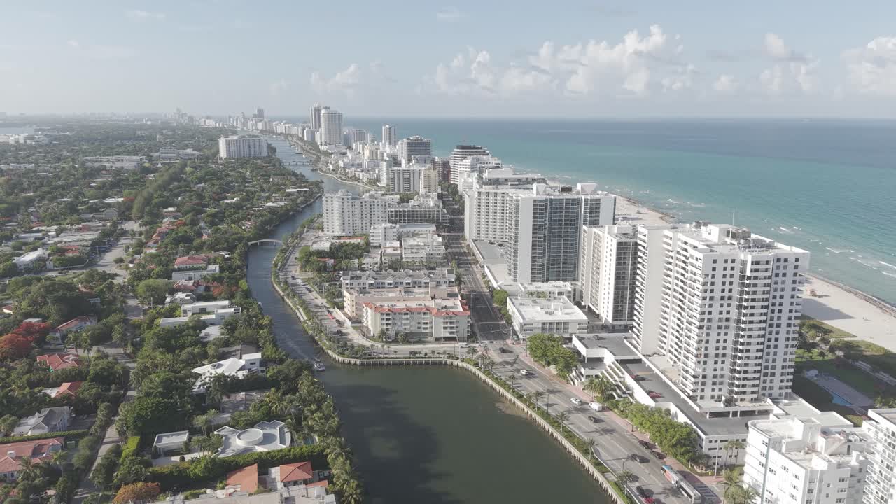 Miami Beach, Florida USA. Ripresa aerea del traffico, degli edifici sul lungomare e di Indian Creek