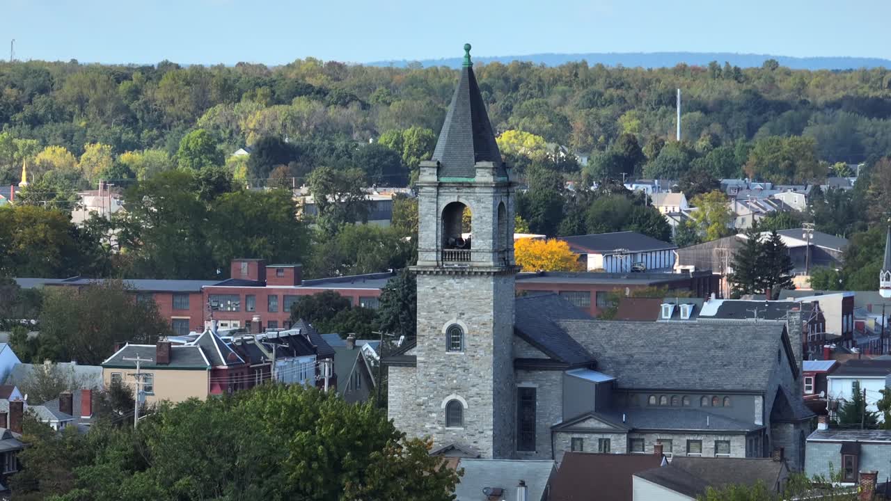 torre del campanario de la iglesia en la vieja ciudad americana