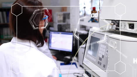 animación de la fórmula química sobre la científica caucásica en el laboratorio
