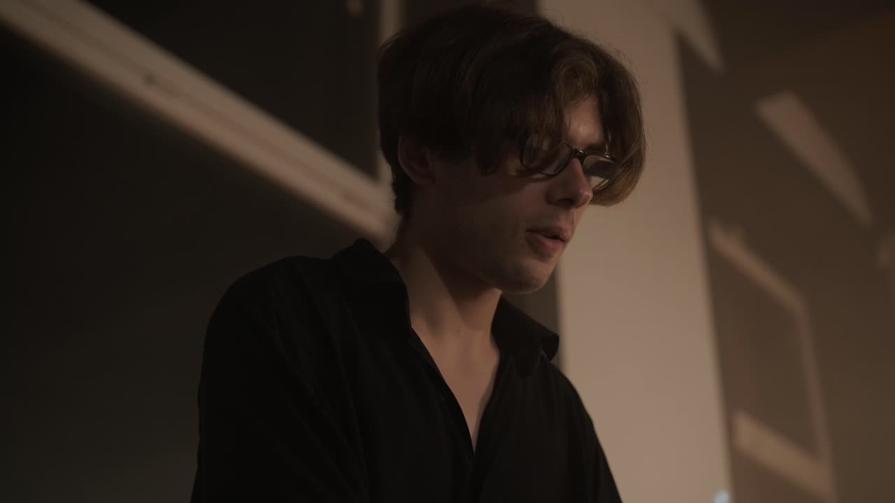 가수, 베이시스트, 피아니스트, 드러머, 기타리스트와 함께 라이브 밴드 공연