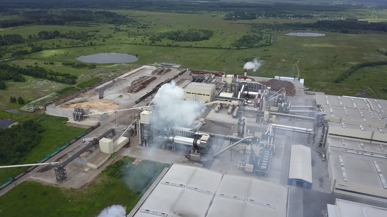 공장 위를 날아다니고