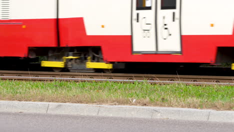 vagones de tren rojos borrosos acelerando en las vías